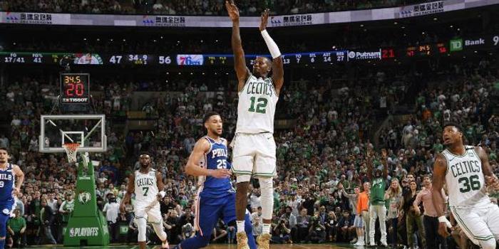  黄蜂鲍尔全面发挥险胜奇才保住季后赛席位